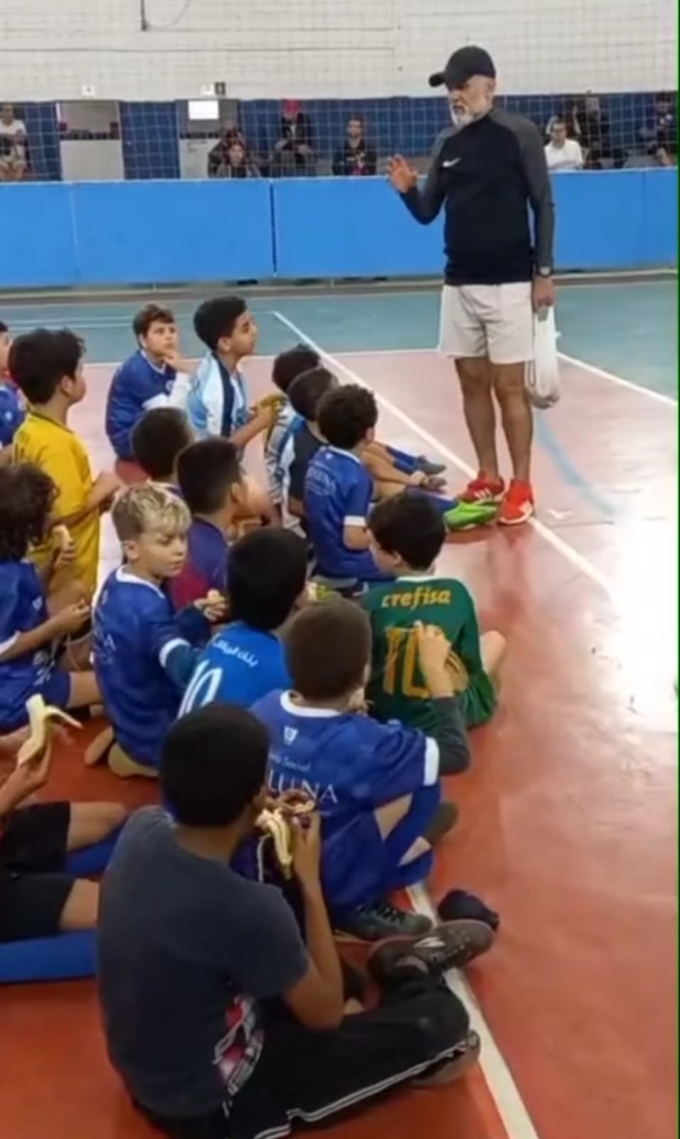 criancas na quadra