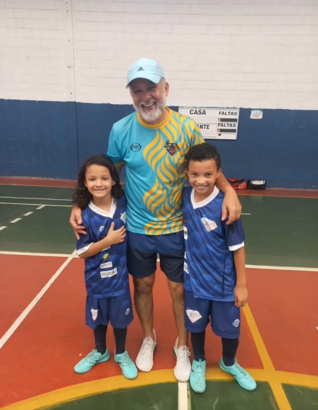 Jorge e criancas na quadra